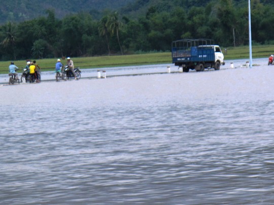Bão[-]“thổi[-]bay”[-]50[-]tỉ[-]đồng[-]tại[-]Bình[-]Định,[-]cô[-]lập[-]nhiều[-]vùng[-]tại[-]Phú[-]Yên